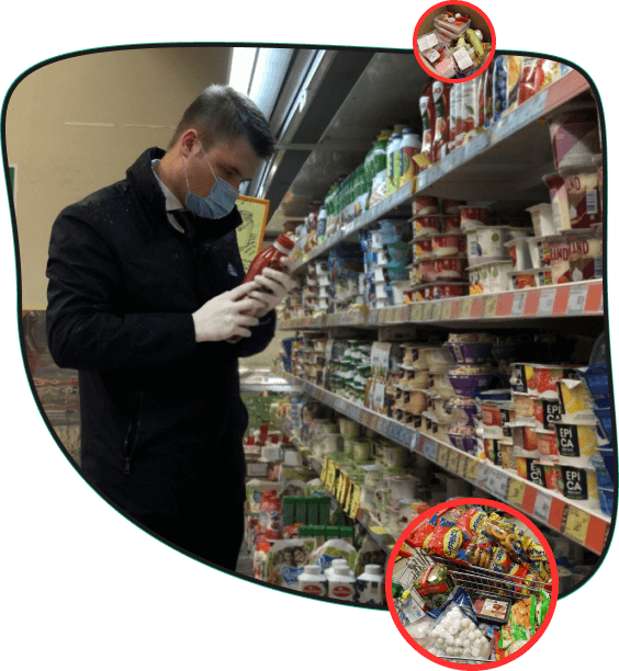 Покупатель выбирает продукты в магазине